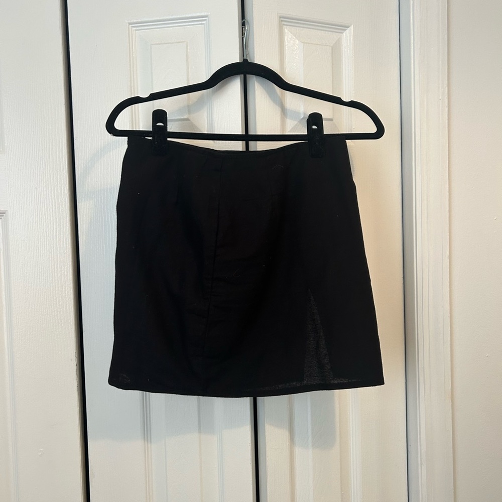 Princess Polly skirt with a slit. High waisted black mini skirt. US 4